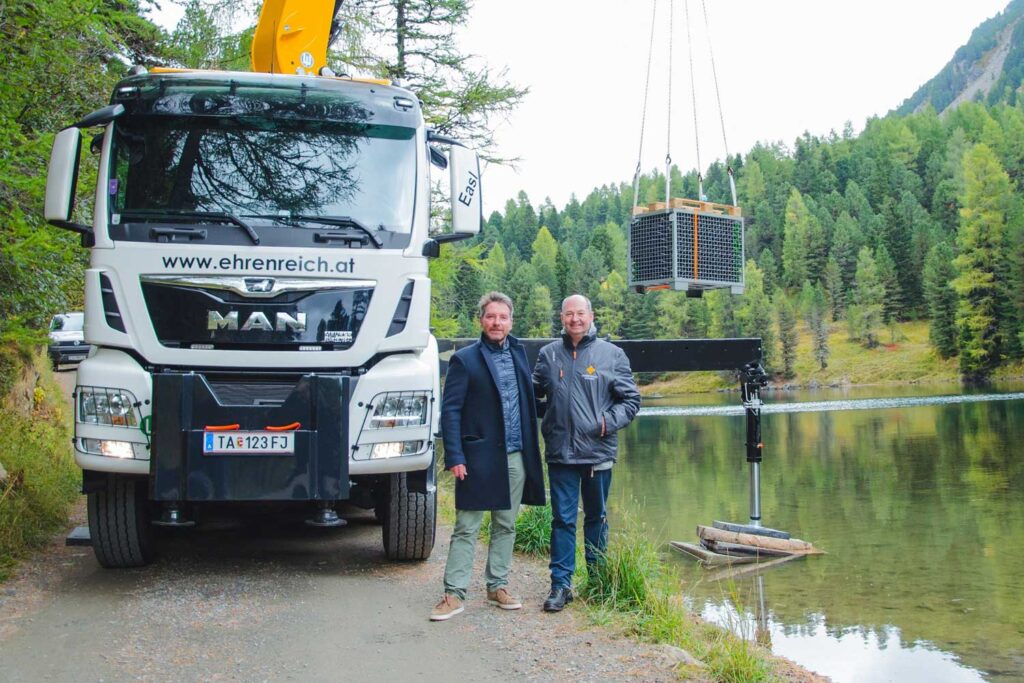 Ab ins Wasser: Martin Klein von der Hochschober-Eigentümerfamilie Klein-Leeb (l.) und Norbert Szigeti wollen gemeinsam herausfinden, wie das Wasser eines hochgelegenen Alpensees die Reifung von Sekt beeinflusst.