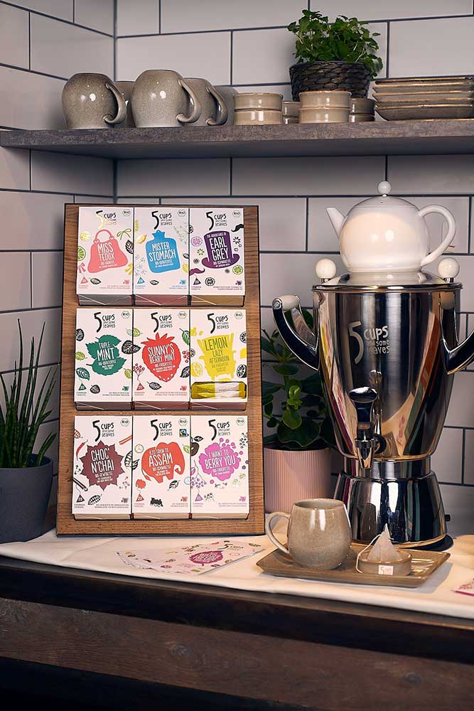 Neue Teemarke für die Szenegastronomie Der Tee wird vorportioniert in Pyramidenbeuteln für die einzelne Tasse oder lose für kreatives Aufbrühen verwendet. 