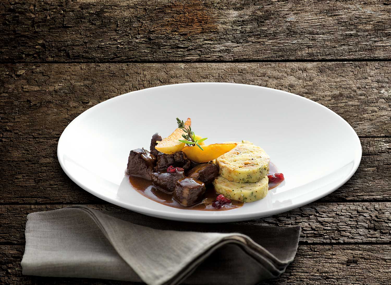 Foto: Schönwald Trendbewusste Gastonomen kochen wieder ein Ragout aus Reh oder Wildschwein und richten dieses stilgerecht an, wie zum Beispiel mit der klassischen Porzellanserie „Unlimited“ von Schönwald.