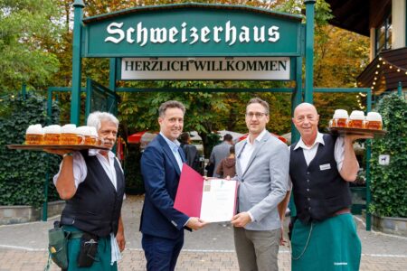 schönster Gastgarten Wiens Überreichung Goldener Schani 2021: Spartenobmann Markus Grießler (l.) und Schweizerhaus Junior Chef Karl Hans Kolarik