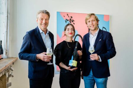 © Aelia & the Camera Freuen sich über das dritte „Kunststück“ des Hauses (v. l.): Ernst Polsterer-Kattus, Kater D. und Johann Kattus.
