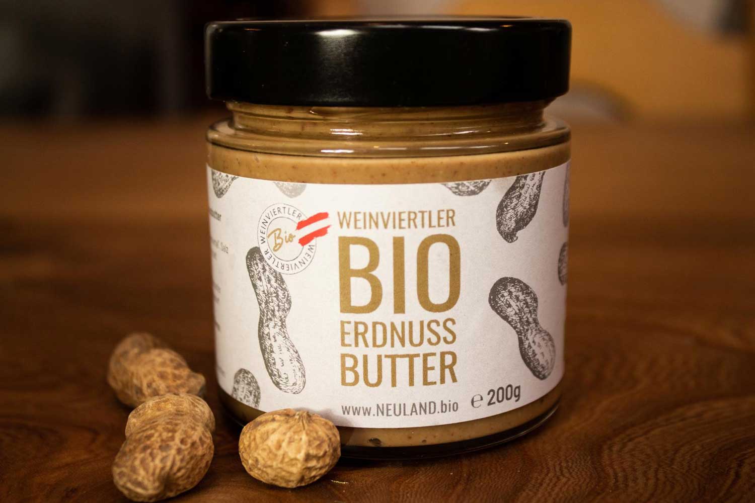 Kategorie „Farm & Craft“: Weinviertler Bio-Erdnussbutter von Roman & Stefan Romstorfer: Die allererste Bio-Erdnussbutter aus dem Weinviertel wird von Roman & Stefan Romstorfer hergestellt. Was 2017 mit einem Versuchsfeld mit Bio-Erdnüssen begann, kann sich heute sehen und schmecken lassen! „100% bio, 100% Erdnüsse und ein bissl Salz, 0% Klumpat“, wie es die Brüder zusammenfassen, sind die Zutaten für das frisch gekürte Bio-Produkt des Jahres 2022. 