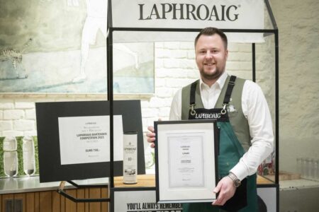 © DIVISION4 / David Plomberger Der Sieger der zweiten Laphroaig Bartender-Competition, Fabian Böhler aus Innsbruck.