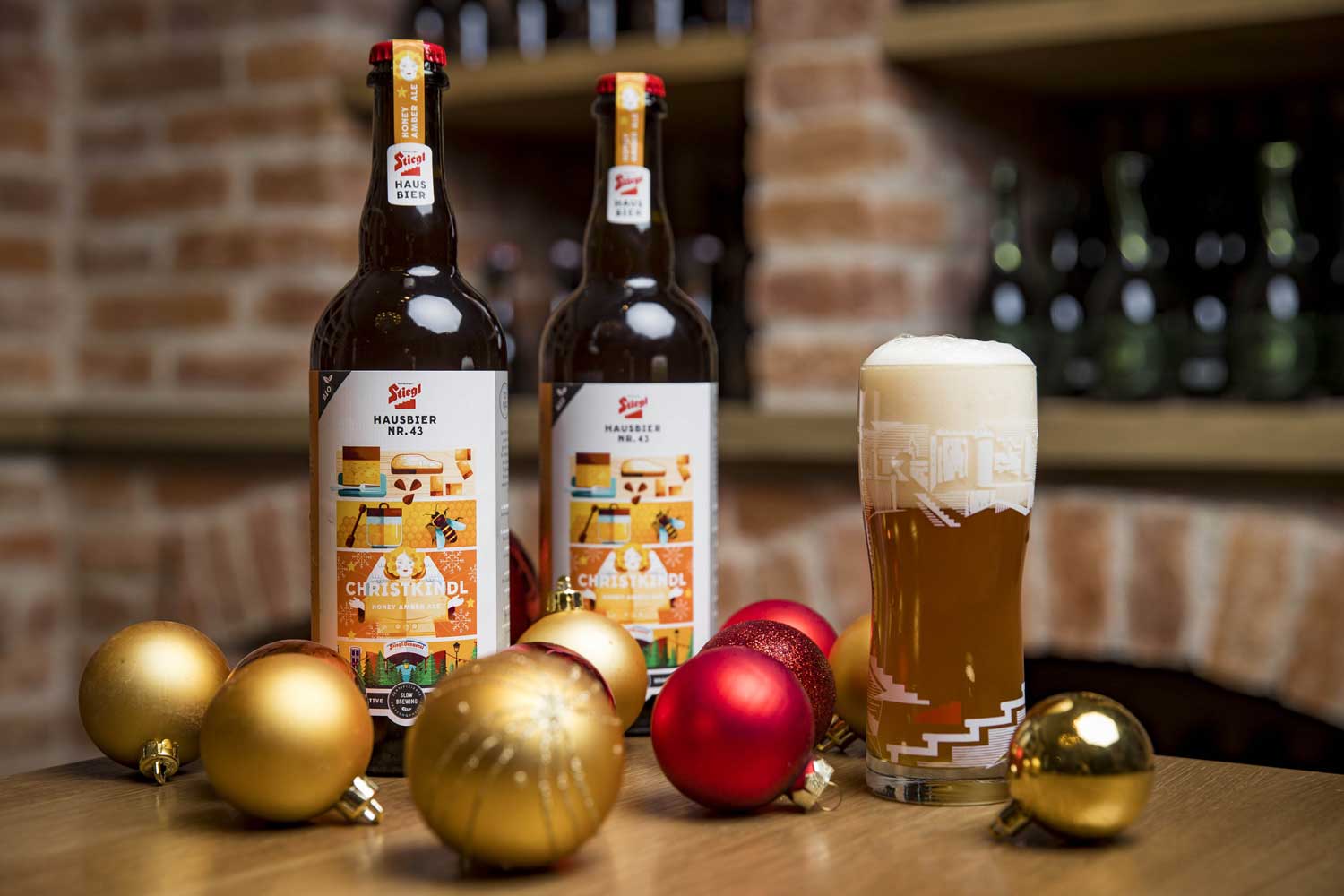 © Neumayr/Leopold So wie das weihnachtliche Honey Amber Ale „Christkindl” präsentieren sich alle Stiegl-Hausbiere ab sofort im neuen, nachhaltigen Gewand mit Etiketten aus umweltfreundlichem „Rockpaper”. Dabei bildet Kalkstein die Basis für das papierähnliche Material, für das bei der Verarbeitung weder Wasser noch Bleichmittel oder Säuren eingesetzt werden und bei dessen herstellung keine Abfälle anfallen.