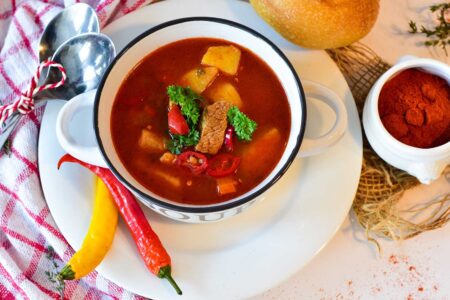 Über 200 Gastronomiebetriebe österreichweit bieten in den kommenden Wochen eine Gulaschsuppe an, von deren Erlös je ein Euro an die Wiener Tafel geht.