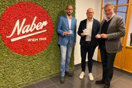 Naber Geschäftsführer Gerald Matzner, Demmer Geschäftsführer Manfred Österreicher und Naber Geschäftsführer Marco Salvatori (v. l.) haben ein gemeinsames Versorgungsangebot für österreichische Hotellerie und Gastronomie geschnürt.