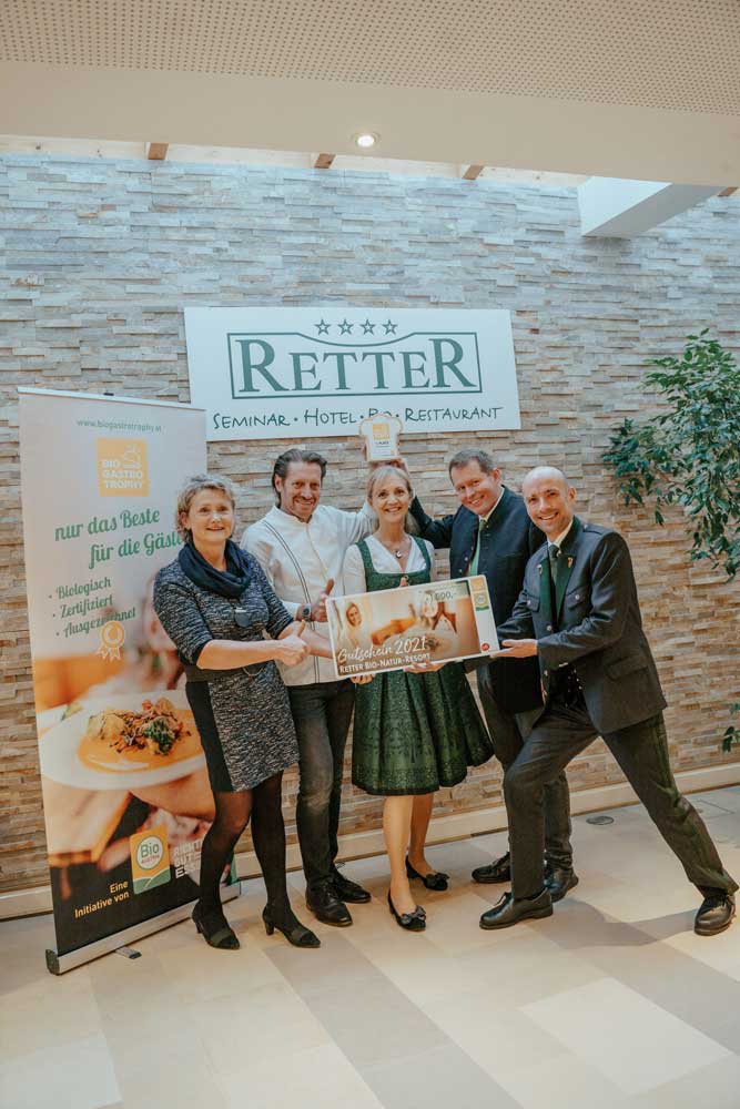 Österreichs beste Bio-Gastronomiebetriebe ausgezeichnet Das Team des Retter Bio-Natur-Resort in Pöllauberg freut sich über den Sieg in der Kategorie "Größtes Bio Engagement" (v. l.): Gertraud Grabmann (BIO AUSTRIA), Jürgen Archam (Küchenchef), Ulli Retter (Geschäftsführung Retter Gruppe), Michael Pelzmann (Restaurantleiter) und Erwin Maier (Hoteldirektor)