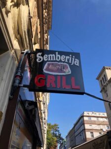 Eine Straße, zwei serbische Grillrestaurants – am Mexikoplatz geht das.