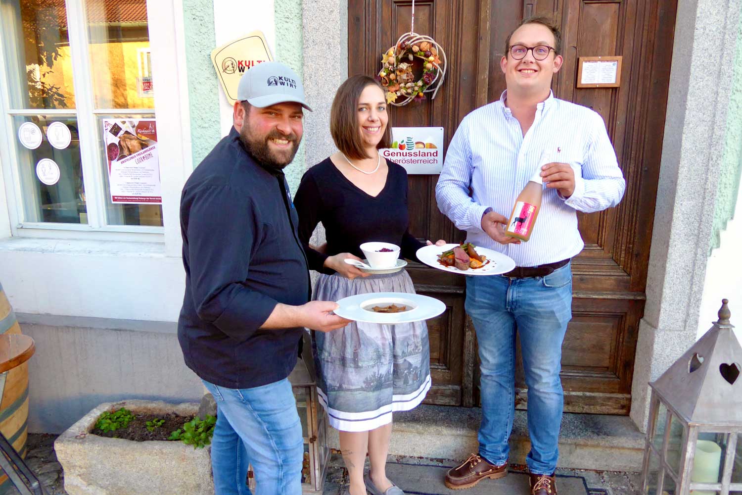 Christoph (li.) & Nadine Enengl mit dem Hirschrücken und Lieferant Max Hirschvogel mit Trend-Cider „Drink Pink“. Foto: Karin Haas