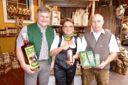 Alfons Baldinger (li.) und sein Bieressig mit Gattin Dorothe und Gewürz-Lieferant Johann Perner. Foto: Karin Haas