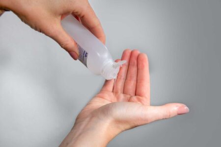© hollu Die holludes Händedesinfektion Promano gel gibt es auch als praktische Einzelbeutel für eine Einmalanwendung sowie im 100-ml-Fläschchen für unterwegs.
