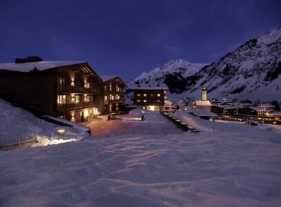 World's Best Ski Boutique Hotel 2021 Könnte von außen auf den ersten Blick auch ein Jugendgästehaus sein, ist aber tatsächlich eines der exklusivsten Skihotels der Alpen: das Aurelio in Lech.