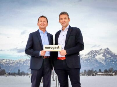 © Eurogast/ Roland Hölzl Freuen sich über die neue Partnerschaft: Rudolf Schwarzenbacher, geschäftsführender Gesellschafter der ADEG Zell am See GmbH und Peter Krug, Geschäftsführer der Eurogast Österreich GmbH.