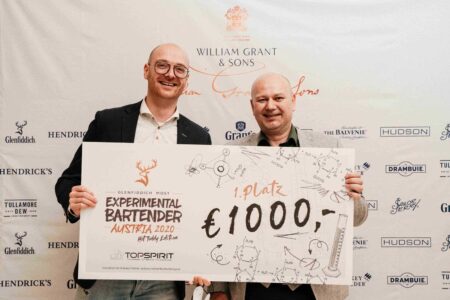 © William Grant & Sons Bernd Neubauer gewinnt Glenfiddich "Hot Toddy" Competition Andreas Trattner (r.), Premium Brand Activation Manager beim Haus Schlumberger, zu dem auch der Getränkeimporteur Top Spirit als Veranstalter der Competition gehört, überreichte Bernd Neubauer den Siegerscheck über 1000 Euro.