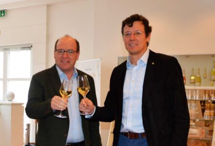 © NWK/Weinberger Benedikt Zacherl Sektkomitee Unter dem Vorsitz von Andreas Liegenfeld (l.), Vorsitzender des Nationalen Weinkomitees, wurde Mag. Benedikt Zacherl zum neuen Vorsitzenden des Österreichischen Sektkomitee gewählt.