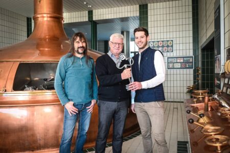 Brauerei Fohrenburg wird CO2-neutral Fohrenburger-Geschäftsführer Wolfgang Sila freut sich, dass Braumeister Josef Wasner seinen Nachfolger Felix Schiffner noch gut in die Brauereiabläufe einweisen kann (v. l.).