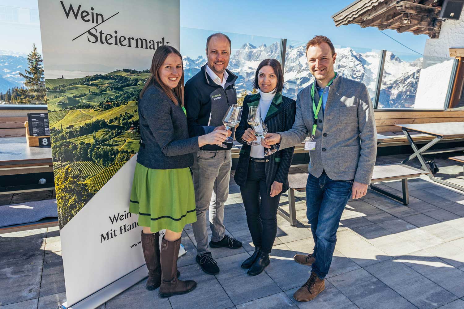 Luden Wirte aus der Region zur Weinverkostung mit steirischen Winzern auf die Planai (v.l.): Barbara Hochkönig (Schladming-Dachstein), Mathias Schattleitner (GF Schladming Dachstein), Andrea Jöbstl-Prattes (Wein Steiermark) und Georg Knaus (Schladming-Dachstein).