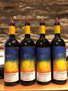 Der Testamatta ist ein gefragter, limitierter Kultwein aus der Toskana. Das schlägt sich leider auch beim Preis nieder. Rund 100 Euro sollte man pro Flasche selbst für einen aktuellen Jahrgang kalkulieren.