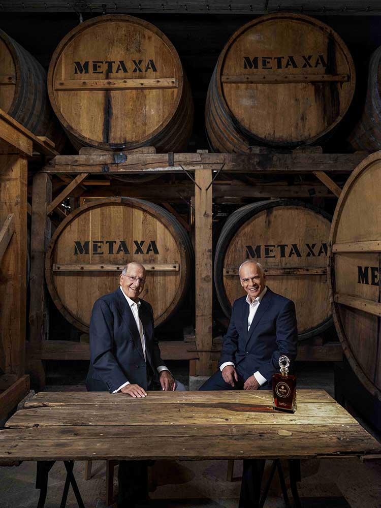 Elias Metaxa (l.) und Constantinos Raptis in den Metaxa-Kellern mit ihren jüngsten Top-Produkt.
