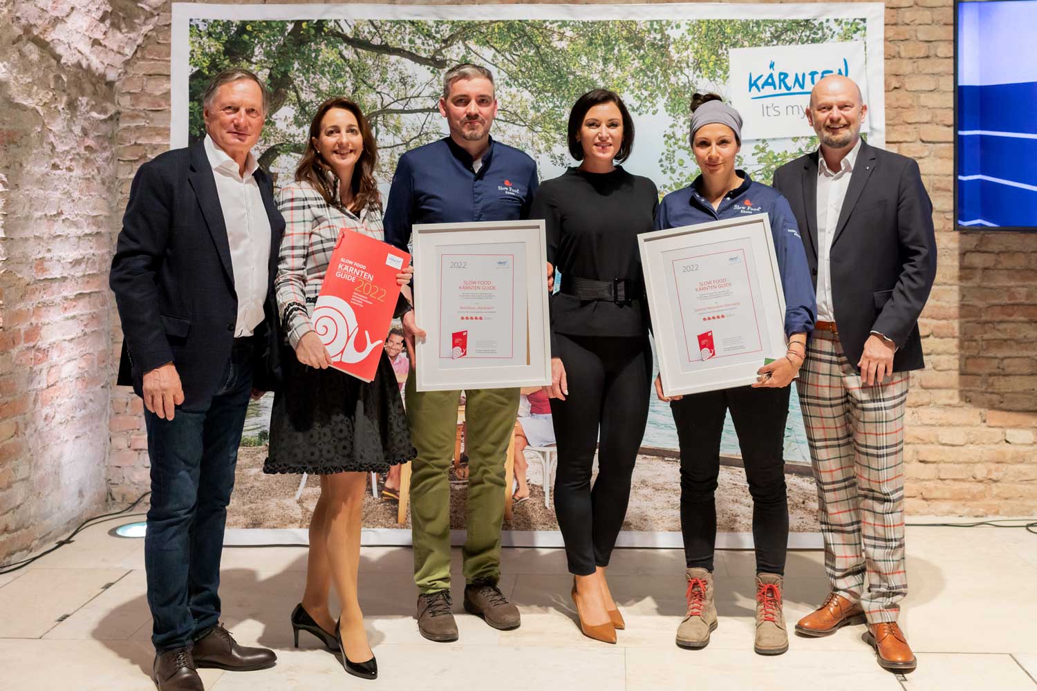 © Kärnten Werbung Slow Food Kärnten Bei der Präsentation des Guides wurden auch ausgezeichnete Gastronomen geehrt (v. l.): Skilegende Franz Klammer, Gertrude Ortner - Projektleitung Slow Food Kärnten Guide, Manuel Ressi (Bärenwirt Hermagor) Tourismusministerin Elisabeth Köstinger, Daniela Sternad (Gasthaus Messnerei am Sternberg), Kärnten Werbung GF Christian Kresse