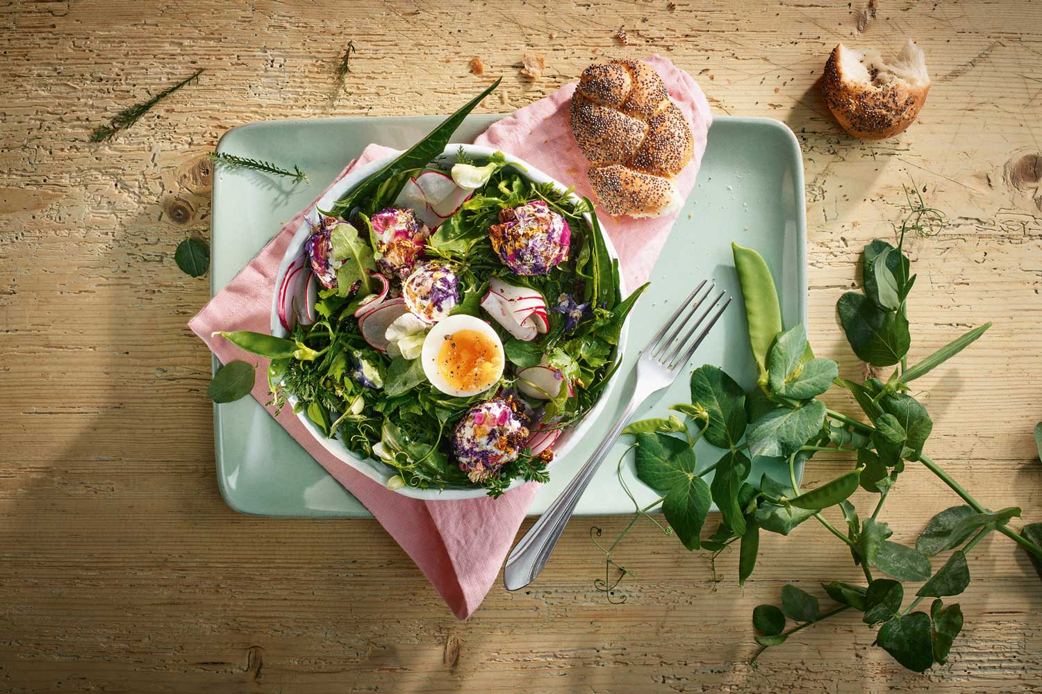 Das Frühlingsmenü präsentiert als Vorspeise etwa „Wildkräutersalat mit Heumilch-Ziegenfrischkäsebällchen