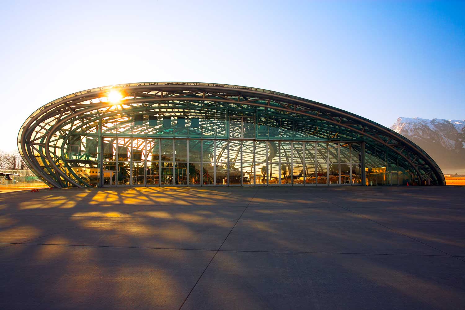 Der Hangar 7 ist dem Tragflächenprofil eines Flugzeugs nachempfunden.