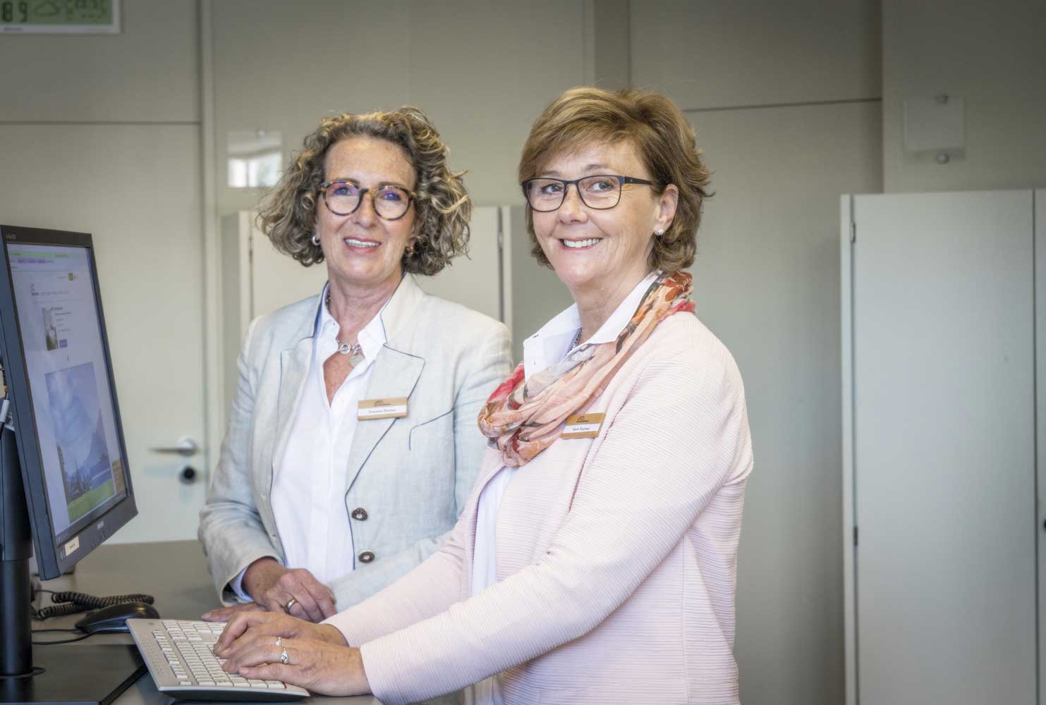 Foto: Berchtesgadener Land Tourismus Gesundheitsconcierges Karin Kastner und Susanne Dewies beraten Urlaubsgäste in allen Belangen.