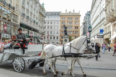 Der Wien-Tourismus leidet noch immer stark unter den Corona-Auswirkungen. Im März wurden in den Wiener Beherbergungsbetrieben nur etwas mehr als die Hälfte der Nächtigungen von 2019 gezählt.