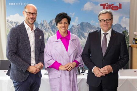 Sommerprognose in Tirol Landeshauptmann Günther Platter, Tirol Werbung-Geschäftsführerin Karin Seiler und Spartenobmann Tourismus- und Freizeitwirtschaft Mario Gerber (WK Tirol) (v.r.). 