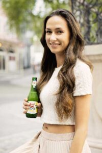 Gerade bei Frauen kommt der im Vergleich zu einem klassischen Bier weniger herbe Radlergeschmack oft gut an.