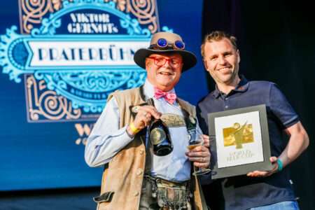 World Beer Cup Stiegl-Kreativbraumeister Markus Trinker (re) mit GASTRO-Kolumnist, „Bierpapst” Conrad Seidl bei der Preis-Übergabe, die im Rahmen des Craft Beer Festivals in Wien stattfand.