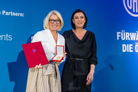 Michaela Reitterer (l.) mit dem Goldenen Ehrenzeichen der Republik, verliehen von Tourismusministerin Elisabeth Köstinger