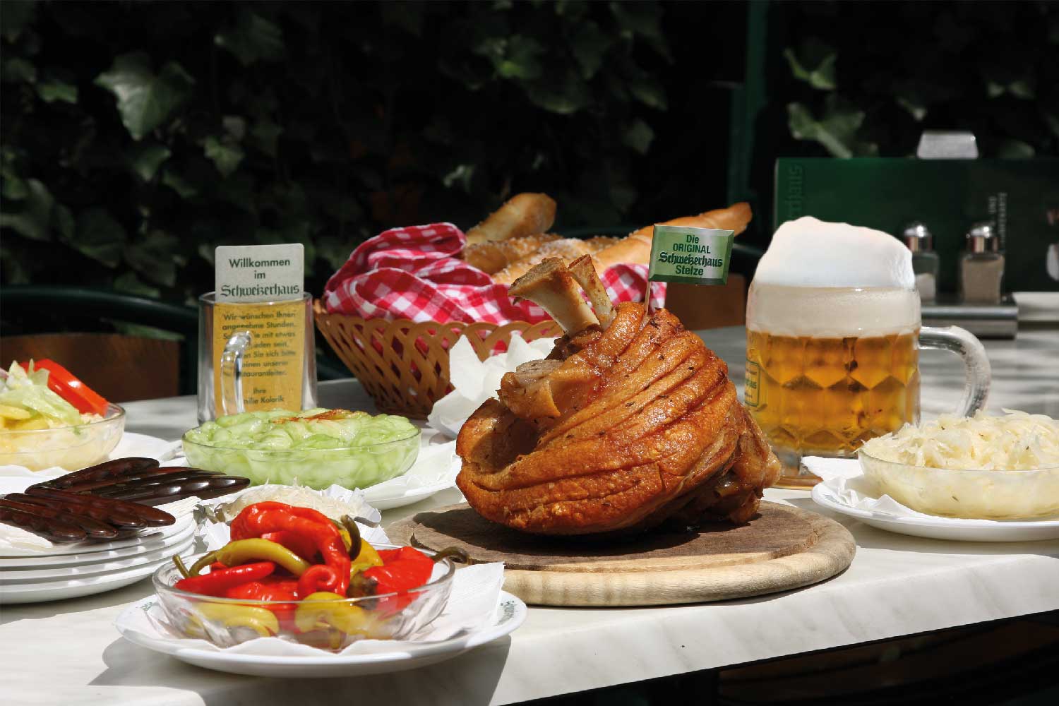 Karl Kolarik versorgt die Wiener seit Jahrzehnten mit Stelzen und speziell gezapftem Bier.