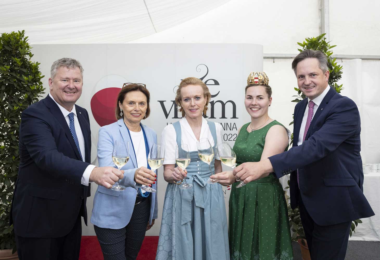 © VieVinum/Eva Kelety| Freude über die Rückkehr der VieVinum (v.l.): Chris Yorke (GF Österreich Wein Marketing), Staatssekretärin Susanne Kraus-Winkler, VieVinum-Organisatorin Mag. Alexandra Graski-Hoffmann, Weinkönigin Diana I., Weinbaupräsident Johannes Schmuckenschlager. © VieVinum/Eva Kelety|