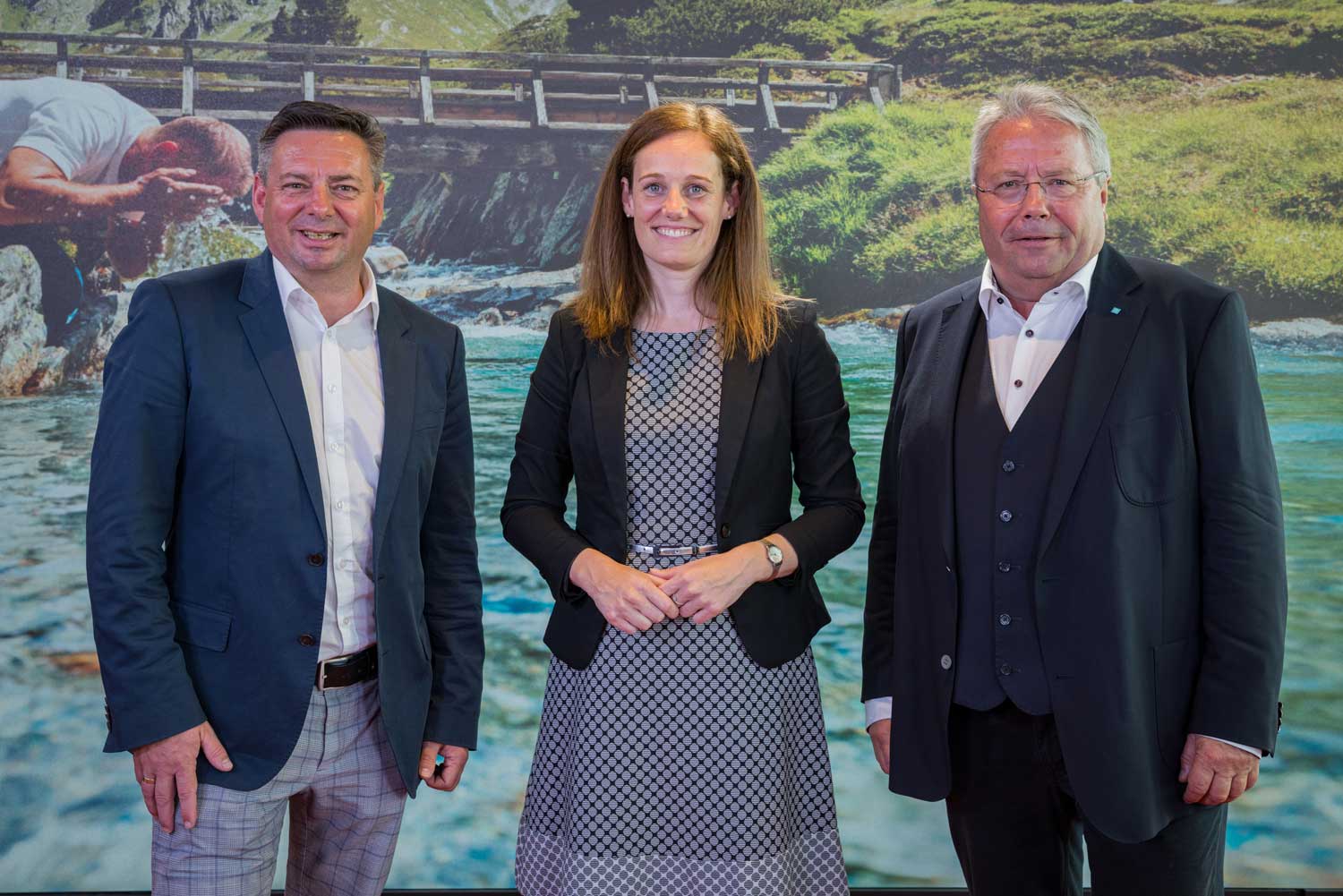 © ÖW/Chris Lendl Wirtschaftliche Bedeutung des Sommertourismus Sommerauftakt-PK der ÖW (v.l.): Kornel Grundner, Sprecher der „Besten Österreichischen Sommer-Bergbahnen" (BÖSB); Lisa Weddig, Geschäftsführerin der Österreich Werbung; Franz Hörl, Obmann des Fachverbands der Seilbahnen (WKÖ)