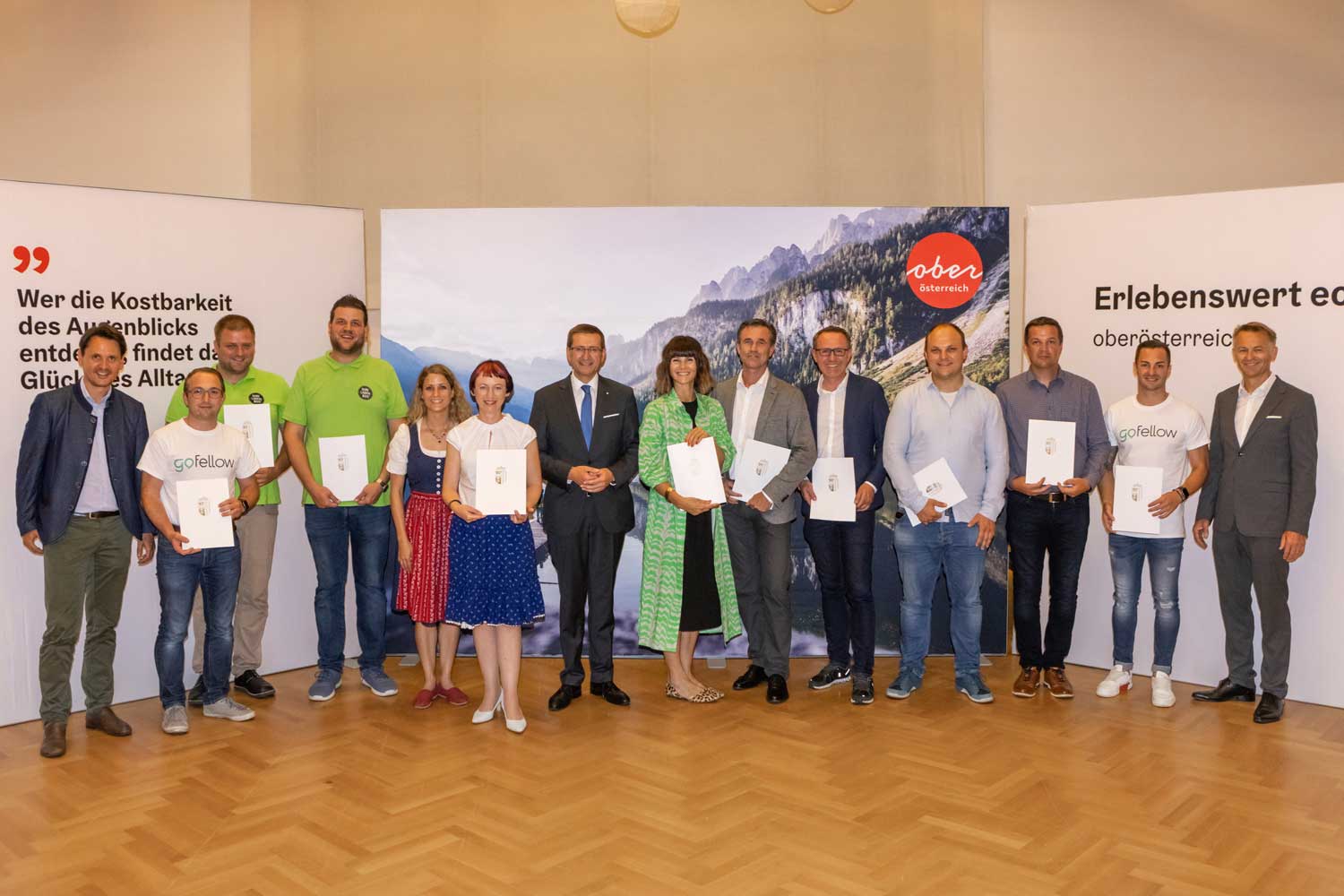 © Oberösterreich Tourismus GmbH/Valentin Weinhäupl Andreas Winkelhofer (Oberösterreich Tourismus, links), Wirtschafts- und Tourismus-Landesrat Markus Achleitner (Mitte) und Werner Pamminger (Business Upper Austria, rechts) gratulieren den ausgezeichneten Start-Ups aus der ersten Runde des Tourismus-Inkubator Programms.