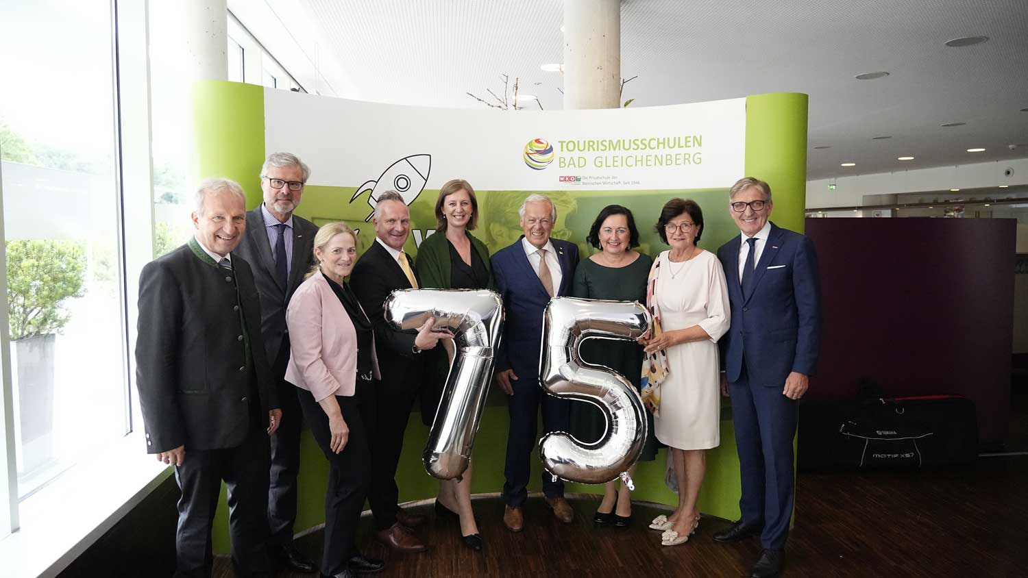 ©Wolfgang Franz Tourismusschulen Bad Gleichenberg Schulleiter Peter Kospach, WK Direktor Karl-Heinz Dernoscheg, Bildungsdirektion Christine Pichler, Kurator Christian Schweinzer, LR Barbara Eibinger-Miedl, emeritierter Kurator Peter Florian, Bildungsdirektorin Elisabeth Meixner, Bgm. Bad Gleichenberg Christine Siegel, WK Präsident Josef Herk (v. l.)