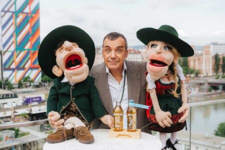 © Almdudler/Lipiarski Almdudler Markenauftritt Immer für einen schrägen Auftritt gut: Almdudler-Eigentümer Thomas Klein mit den Handpuppen Marianne und Jakob.