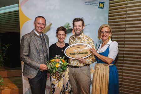 Tourismuslandesrat Jochen Danninger (l.) und Landeshauptfrau Johanna Mikl-Leitner (r.) gratulierten Elisabeth und Josef Floh von der Gastwirtschaft Floh zur Auszeichnung als „Top-Wirt Niederösterreich 2022/23“. 
