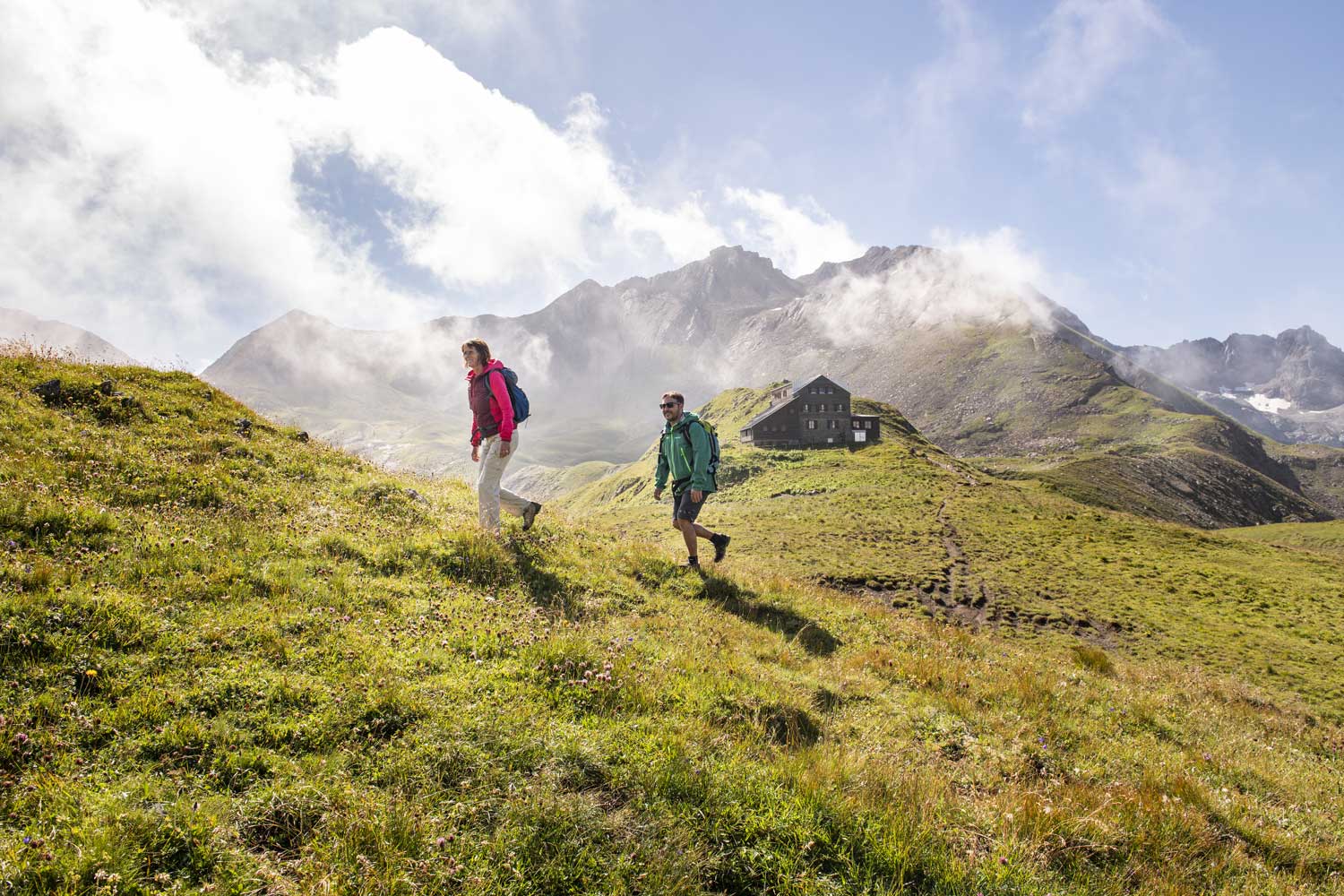 analog oder digital Wandern auf dem Arlberg Trail in Lech Zürs am Arlberg. Foto: Rupert Mühlbacher - Lech Zürs Tourismus