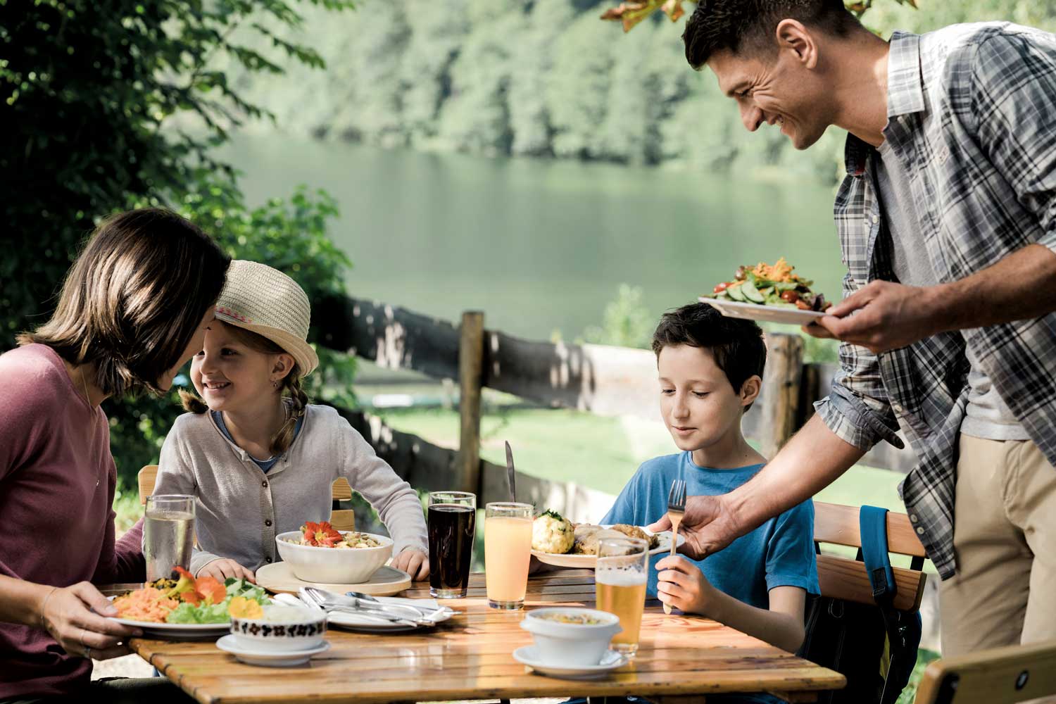 Die Urlaubsplanung findet auf der Couch statt Essen, trinken, genießen: Kulinarik steht in allen Bundeländern an vorderster Front. Foto: OberoesterreichTourismus GmbH/Robert Maybach
