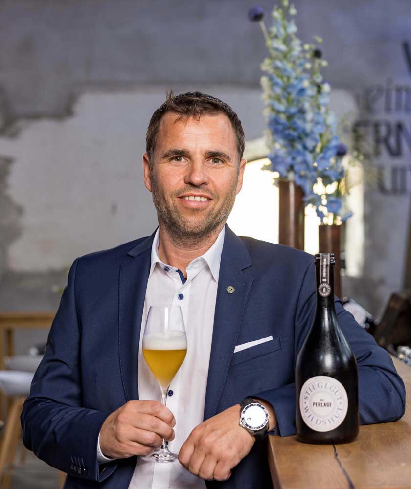 Stiegl Wildshut Perlage Mit der „Perlage” haben Kreativbraumeister Markus Trinker und sein Team ein edles Brut de Bière kreiert und damit den Auftakt für eine Serie von Reifebiere des Stiegl-Gut Wildshut gemacht.