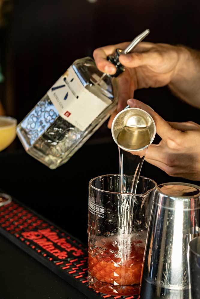 © Sebastian Stahlschmid für Beam Suntory und Truth & Dare Bar Bar im Hotel Topazz Lamée Der Watermelon-Negroni mit Roku Japanese Craft Gin ist einer der Signature-Drinks der neuen Pop Up Bar.