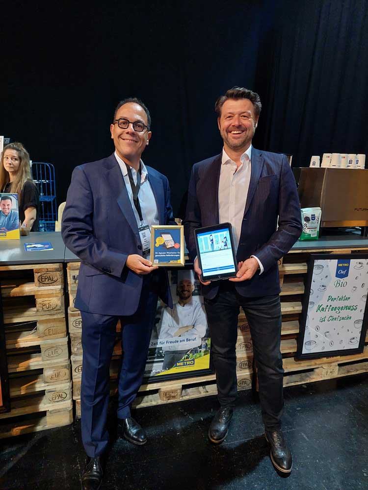 © Fotostudio METRO Österreich Horeca HERO Wollen Kunden der Metro-Familie bei der Umsetzung gesetzlicher Anforderungen unterstützen: Metro Österreich CEO Xavier Plotitza (l.) mit Christian Vogler, CEO Horeca HERO.