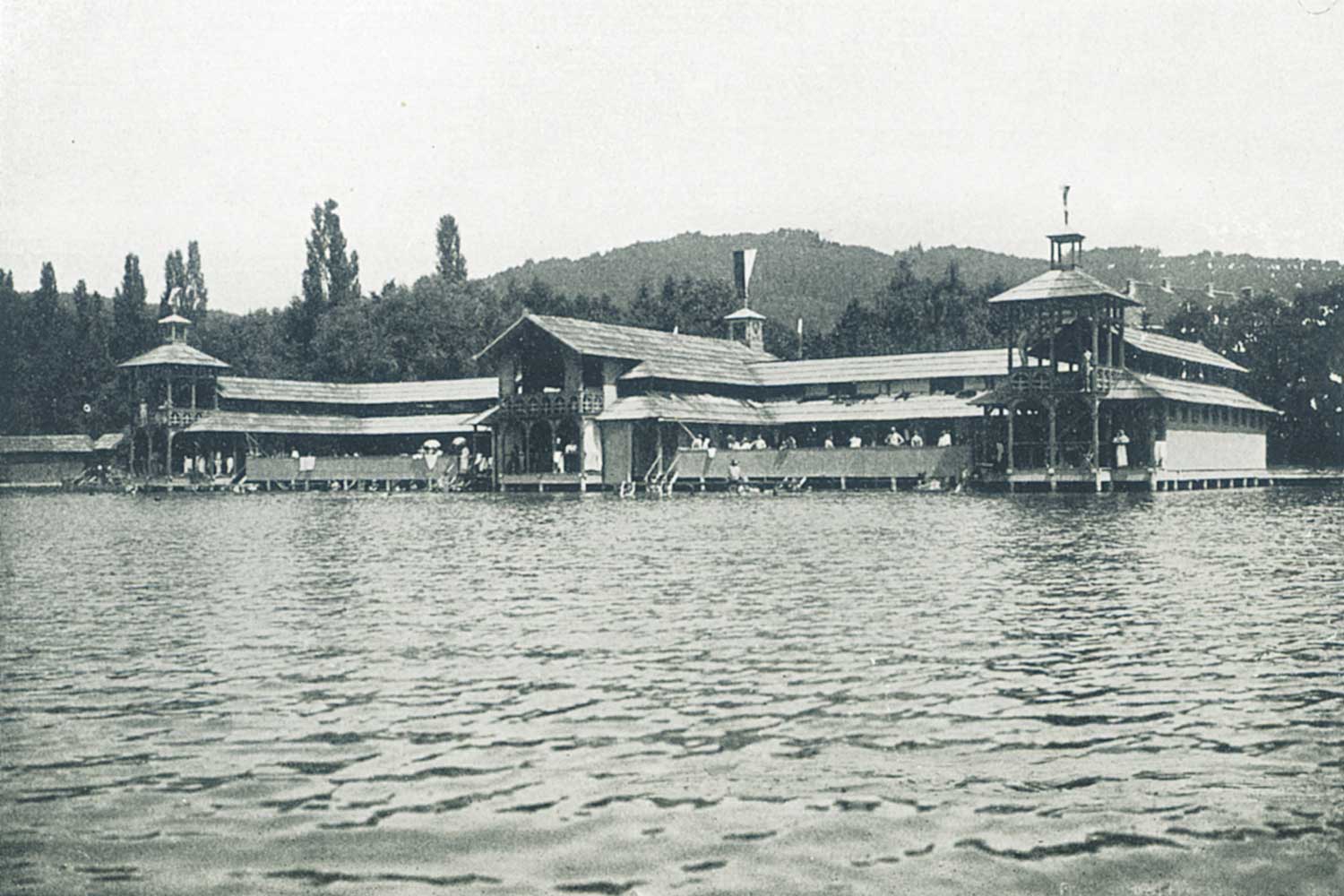 Das Badehaus einst (um 1900) und heute als historischer Bau mit modernem Innenleben. Fotos: Werzer‘s