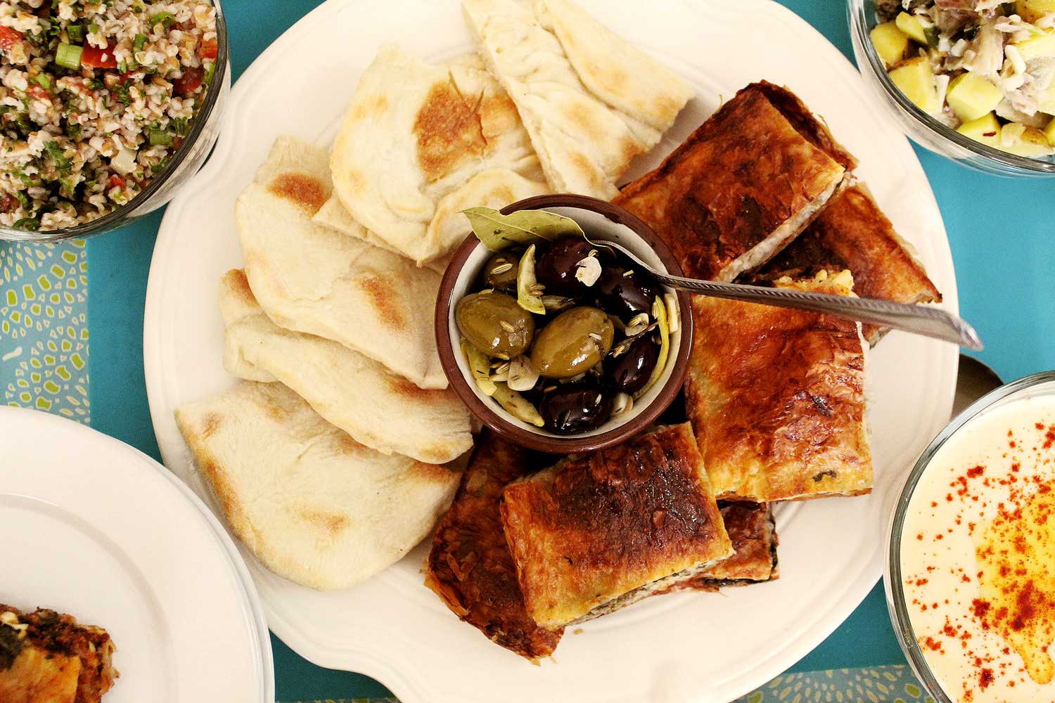Fladenbrot und Pita sind die zwei beliebtesten Brotsorten im Nahen Osten, sie verwendet man auch zum Einwickeln oder Mitnehmen von Lebensmitteln.