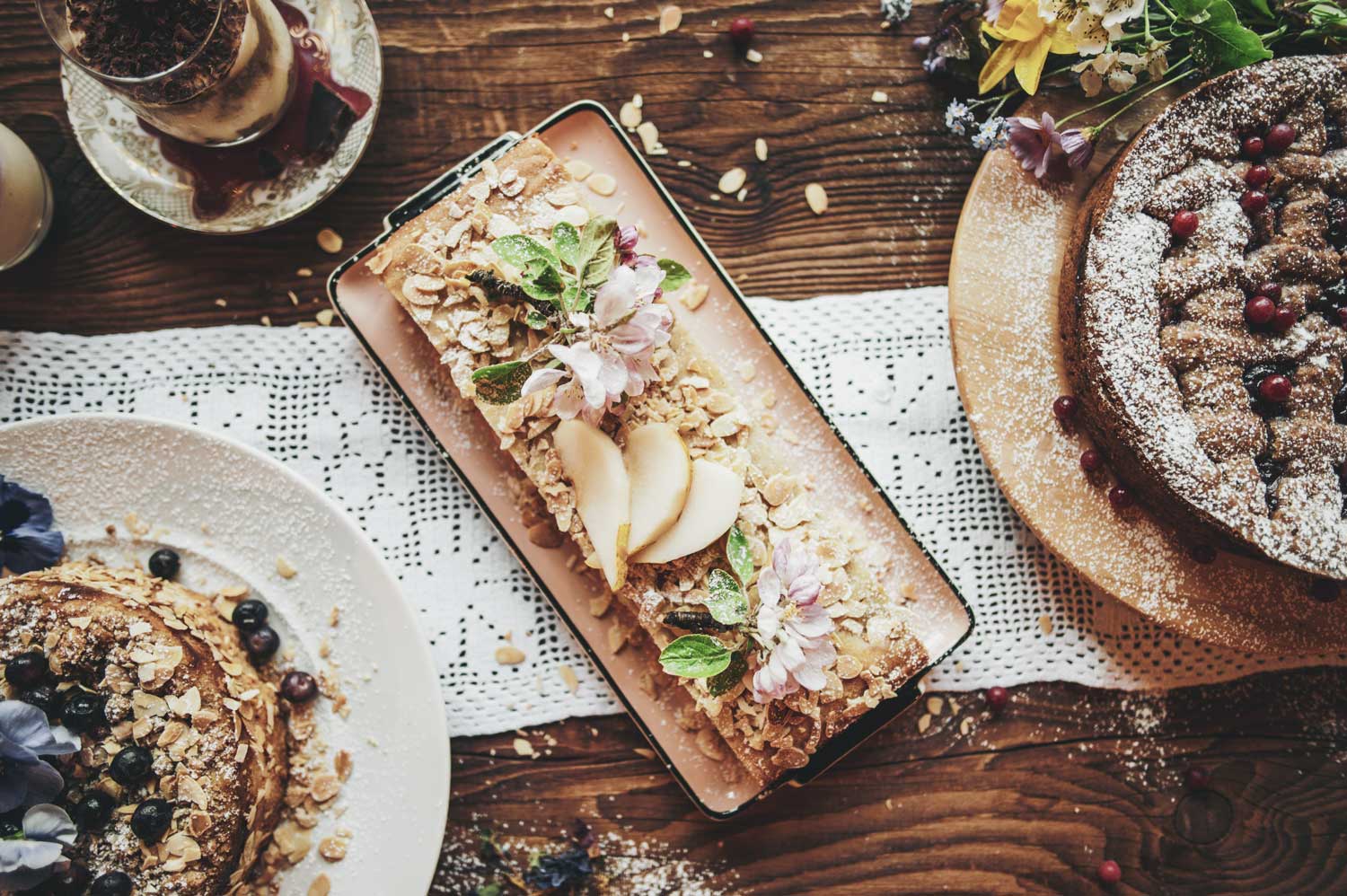 Von vegan bis fleischig Auch Süßes wird in den Höhen gern gegessen. Foto: GeorgKukuvecPhotography