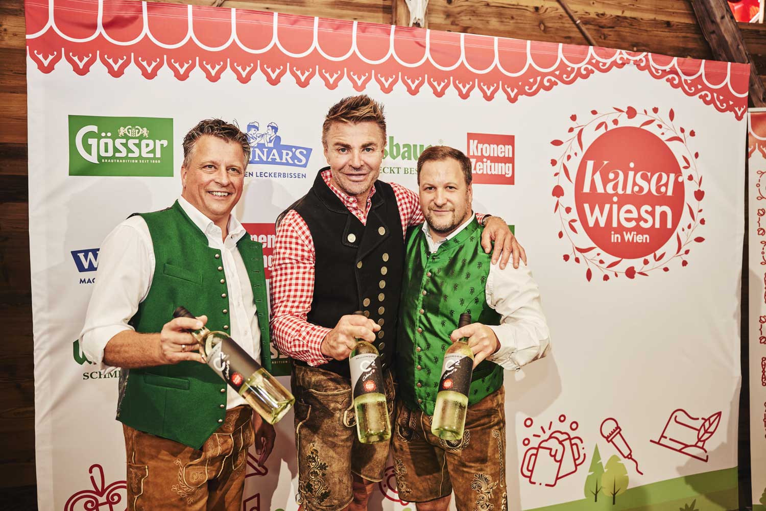 © Stefan Joham Oktoberfest Wiener Prater Die Winzer Thomas Podsenik, Leo Hillinger und Wiesn-Chef Johann Pittermann (v.l.) wollen, dass auch Weinfreunde auf der Kaiser Wiesn auf ihre Kosten kommen.