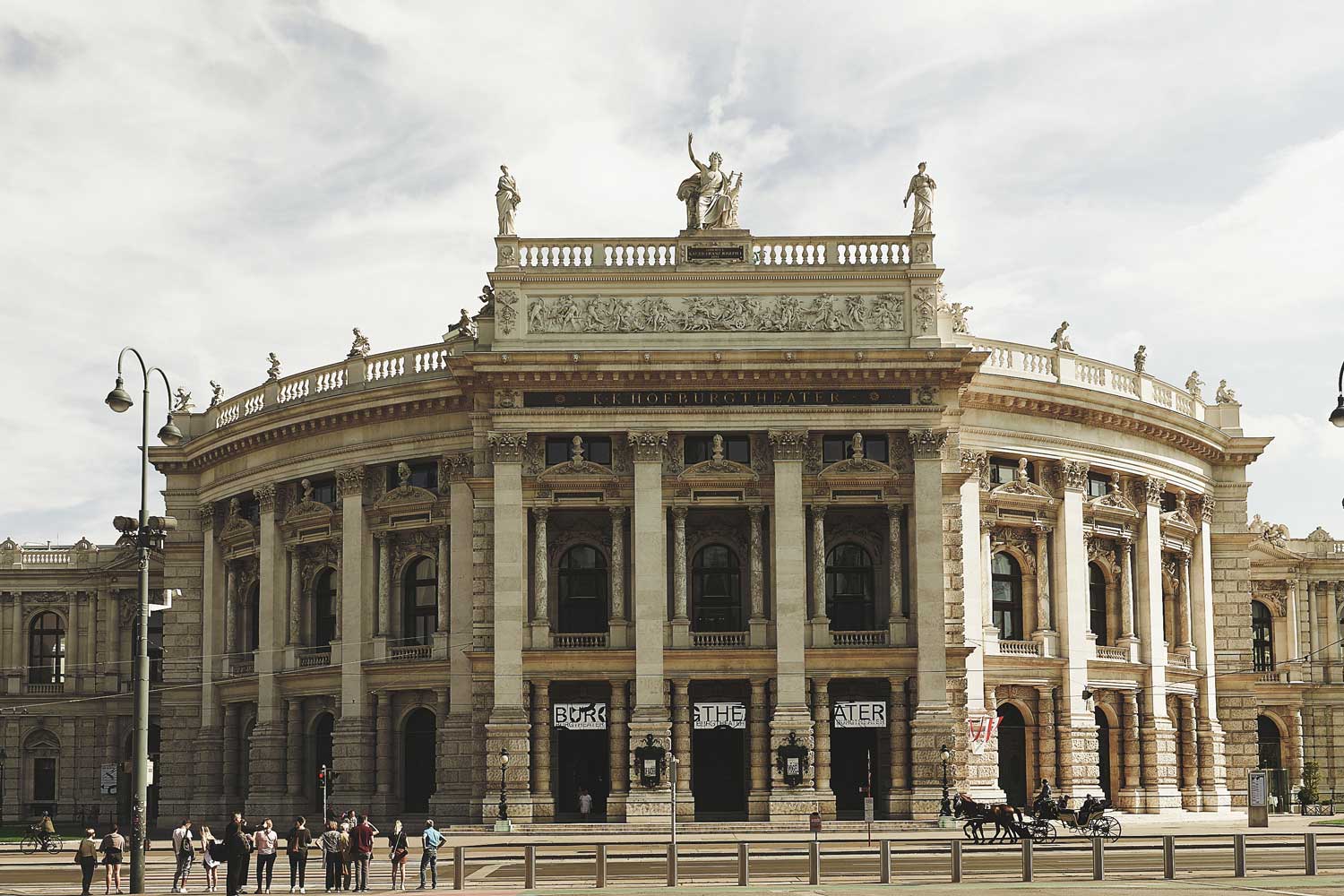Im Burgtheater werden die Besucher ab Saisonstart 2022 von der DoN group kulinarisch verwühnt.