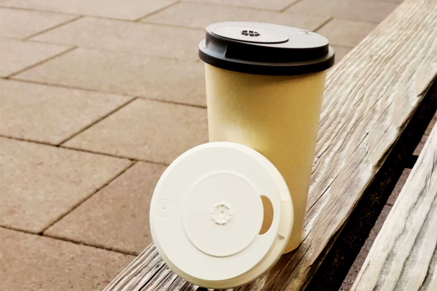 © Cupex World Beverage Innovation Award 2022 Der neue Mehrwegdeckel ist geschmacks- und geruchsneutral, sowie 100% frei von giftigem BPA und Acrylnitrit.